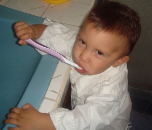 Niño cepillándose los dientes