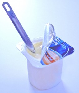 Yogurt abierto con cuchara